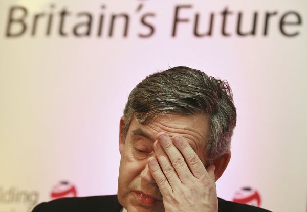 Premiér Gordon Brown se připravuje na bolestnou ránu.